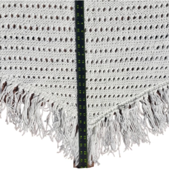 VINTAGE 70s Shawl Crochet Fringed Triangle Handmade Off White Scarf - Picture 7 of 9